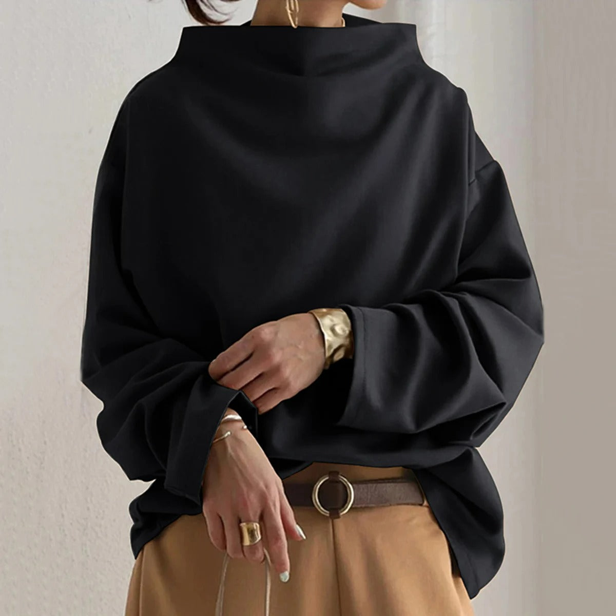 Clara - Oversized černý svetr" can be rewritten as "Clara - Velký černý svetr" or "Clara - Oversized Black Sweater.